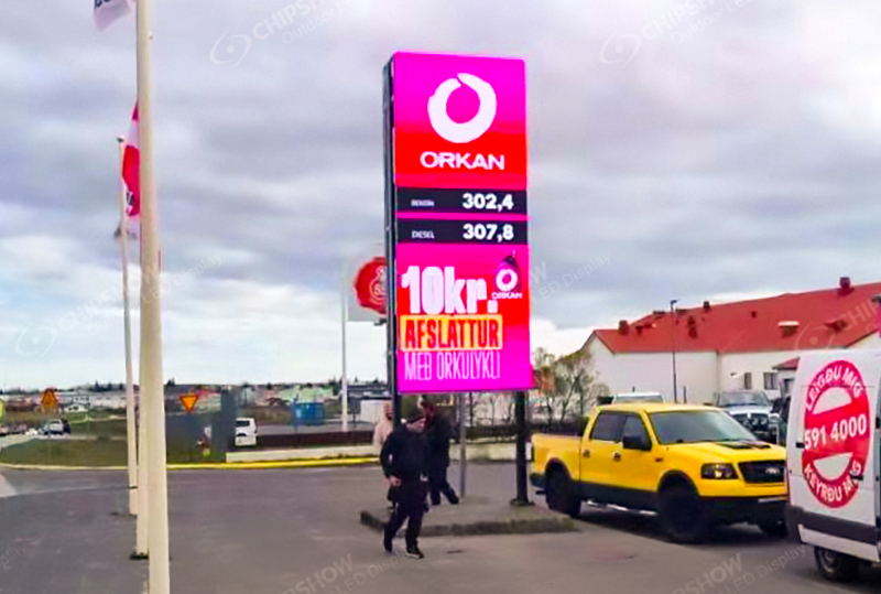 Letrero publicitario LED de una gasolinera en Islandia