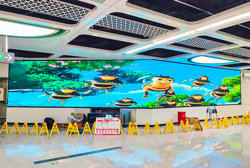 P1.58 Proyecto de pantalla LED ultra clara de espacio pequeño en la estación de metro de Shenzhen, China