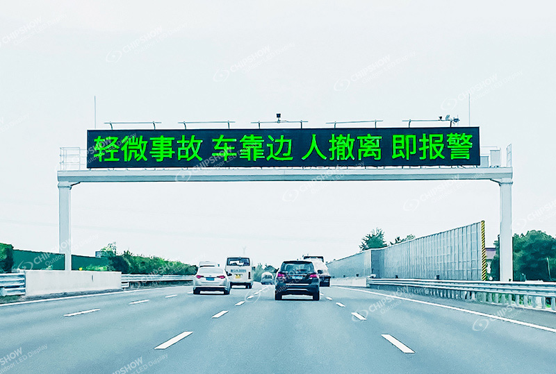 Un proyecto de pantalla LED de ahorro de energía de brillo ultra alto tipo pórtico de carretera chino